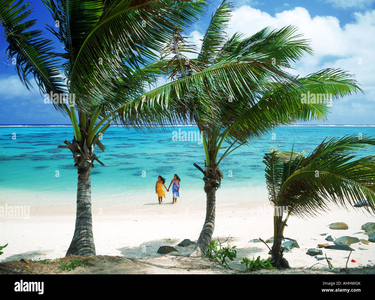 Deux femmes polynésiennes en sarongs à Rarotonga aux îles Cook - Plage du Pacifique Sud Banque D'Images