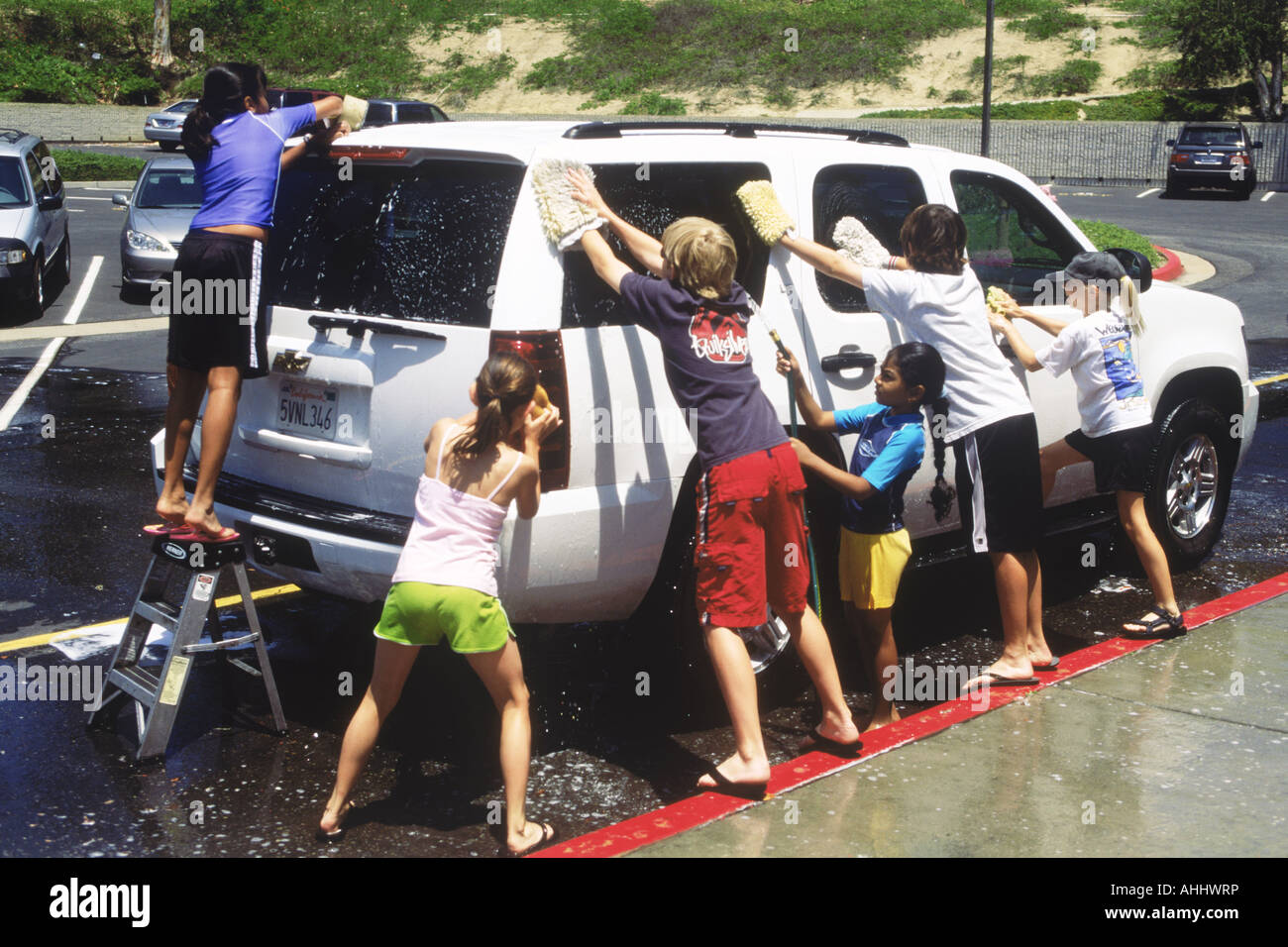 Le lavage de voiture de l'école avec les enfants à l'école primaire en Californie Banque D'Images