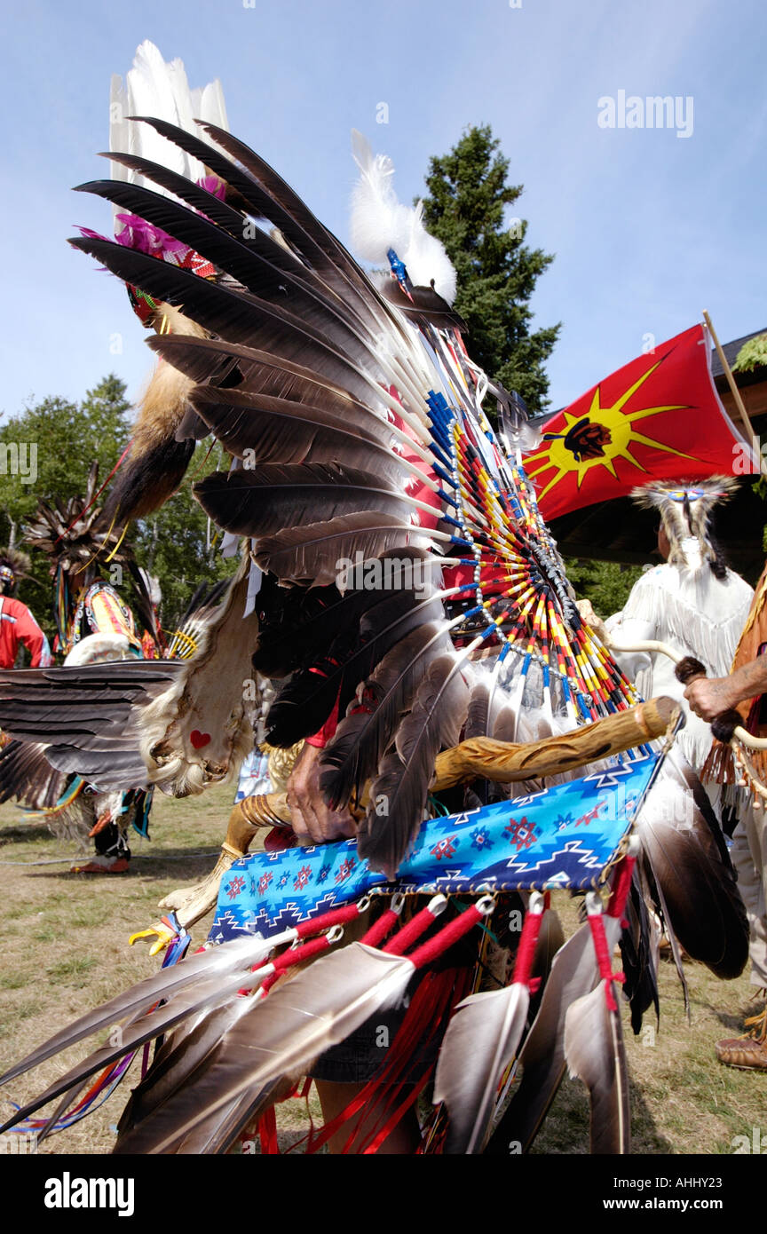 Les Autochtones canadiens de l'est habillé en costume traditionnel de la danse et de prendre part à un PowWow AU CANADA Banque D'Images