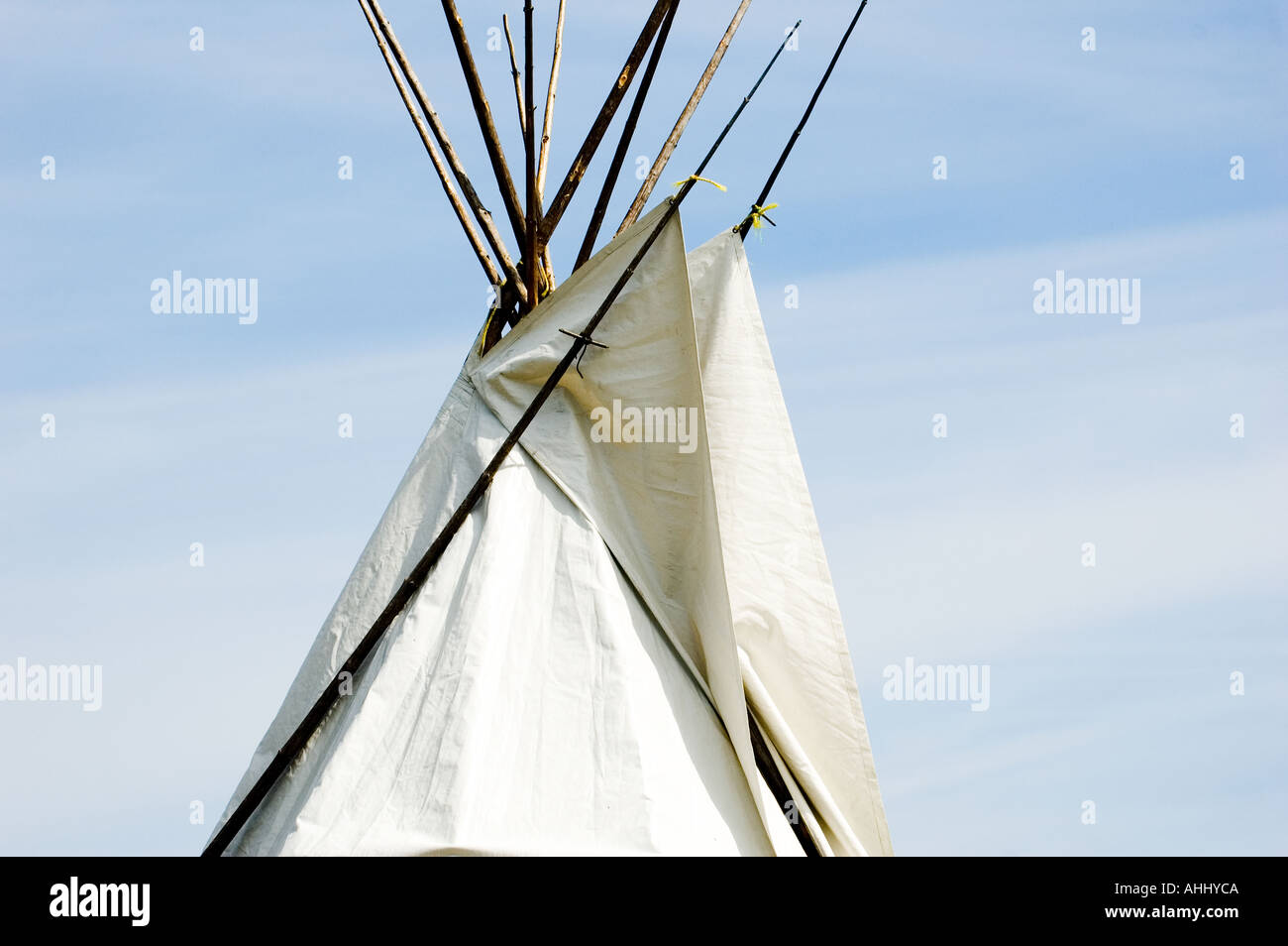 Tipi ou tepee où les autochtones canadiens de l'est habillé en costume traditionnel de la danse et participer à un pow-wow à Burnt Chur Banque D'Images