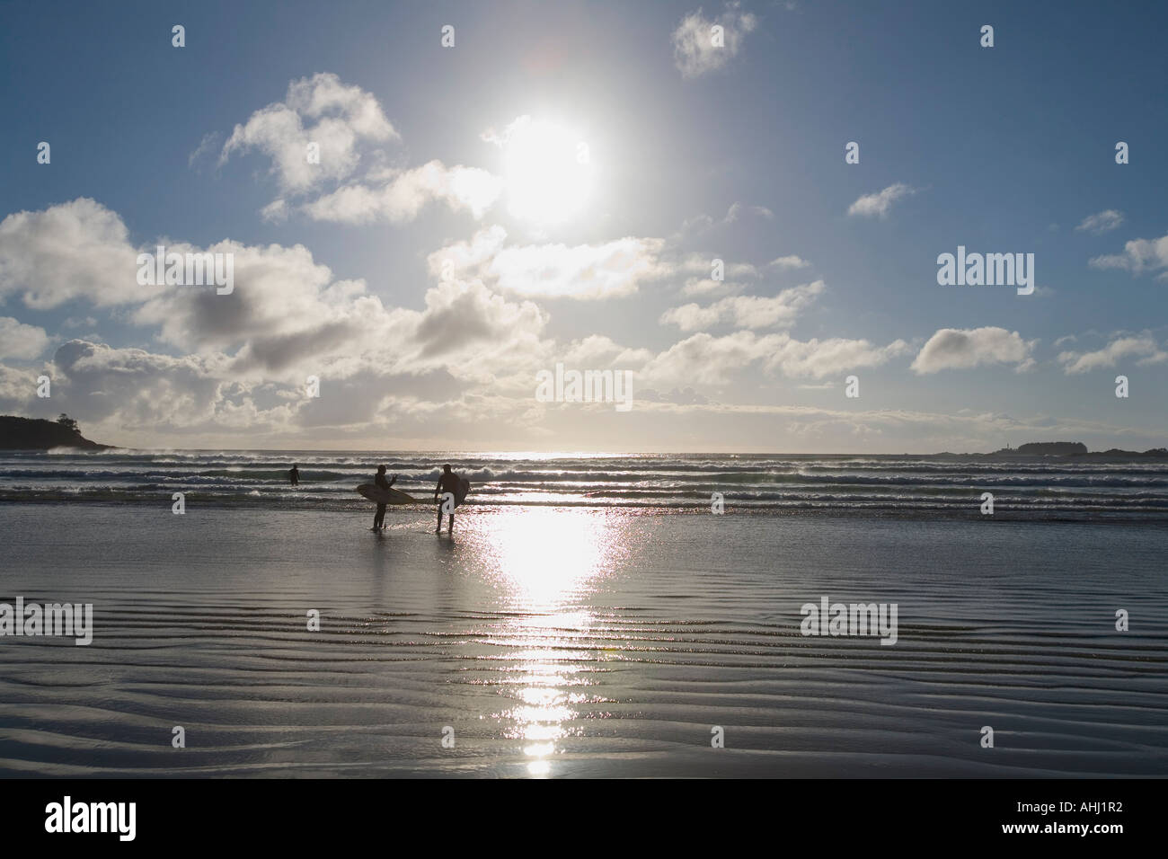 Surfers sur une plage Banque D'Images