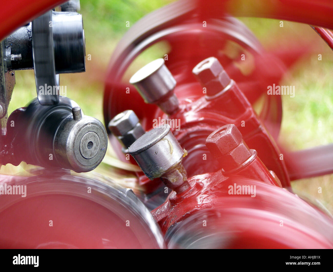 Détail de moteur rouge en mouvement avec des roues et des ceintures gri-gri Banque D'Images
