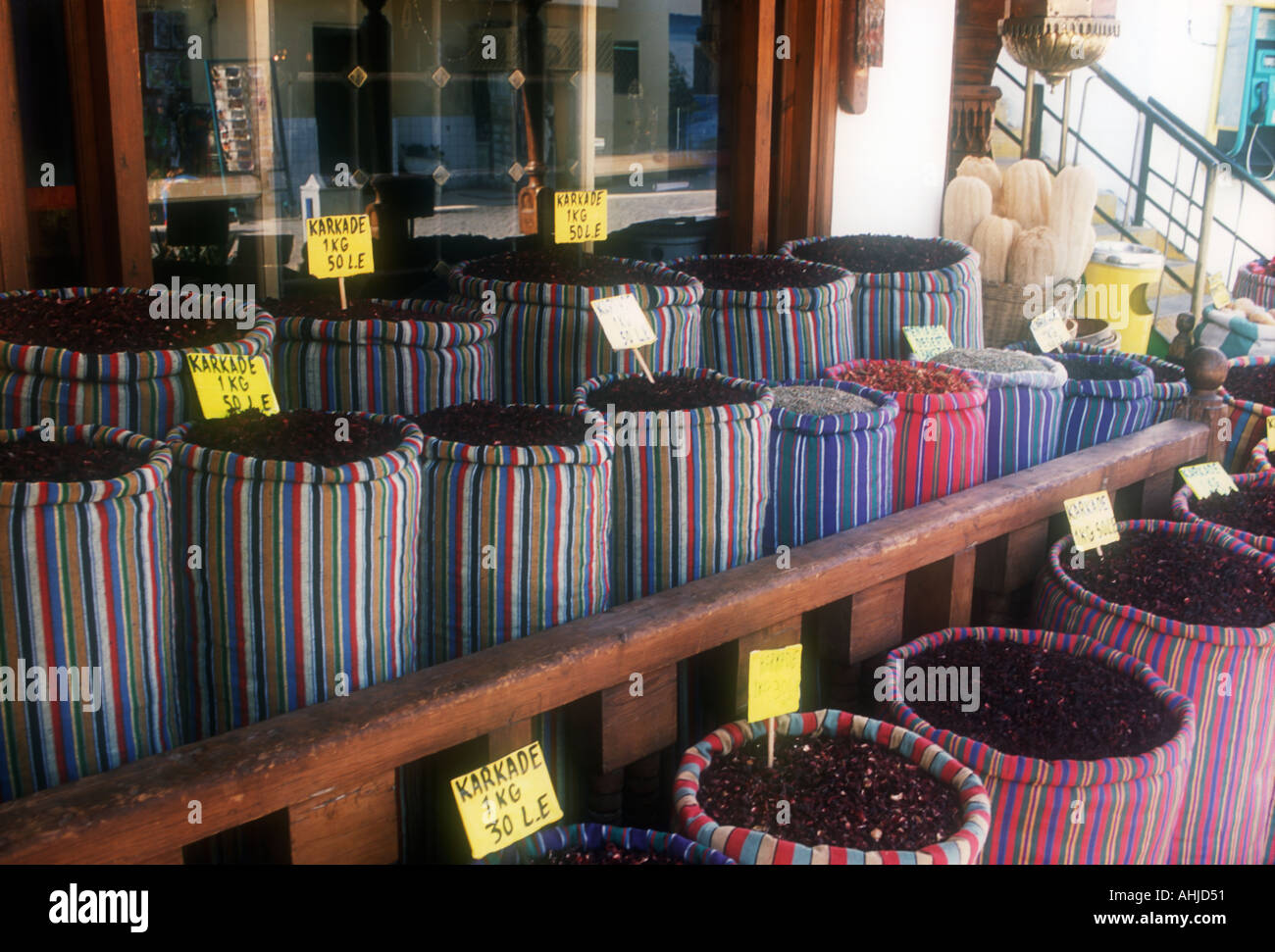 Sacs de Karkade en tissu à rayures colorées, un thé hibiscus traditionnel, avec des billets de prix dans les hauts à l'extérieur d'une boutique. Charm el-Cheikh, Égypte. Banque D'Images
