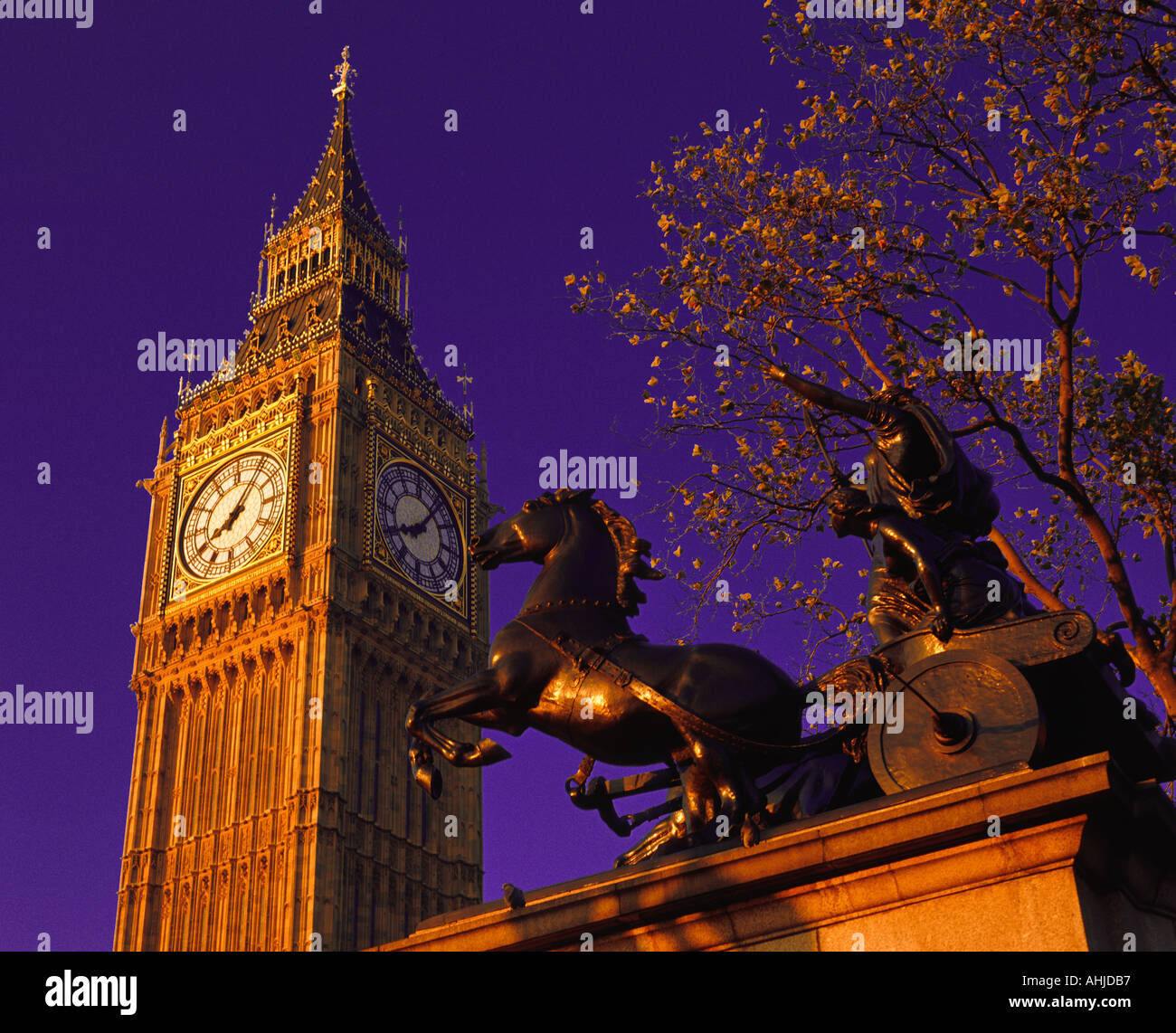 UK Angleterre Ville de London Westminster Big Ben et la statue de Boadicea Banque D'Images
