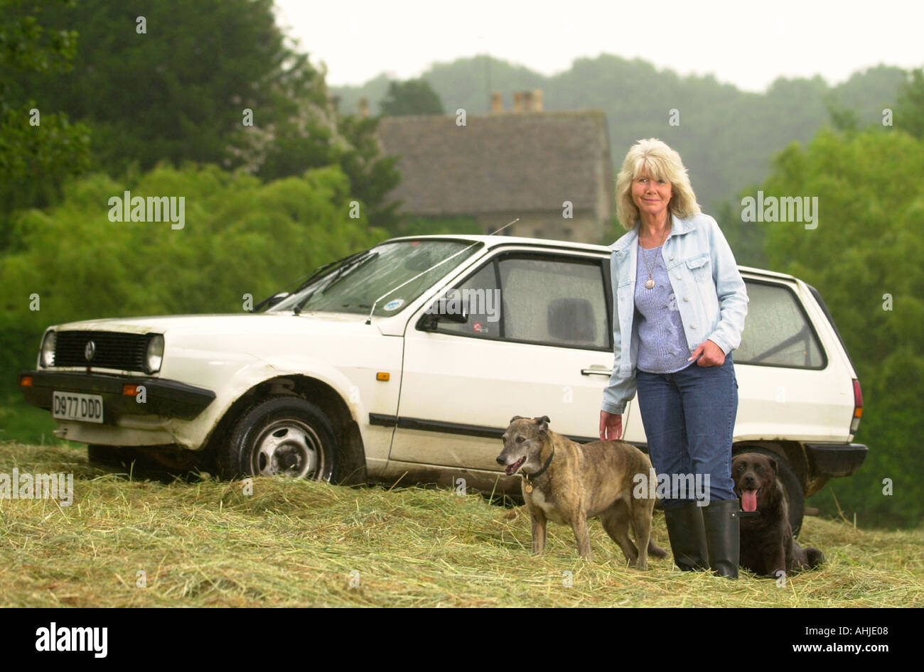 Marguerite Yourcenar À BISLEY GLOS AVEC SON VIEILLISSEMENT VOLKSWAGEN Polo JUIN 2003 Banque D'Images