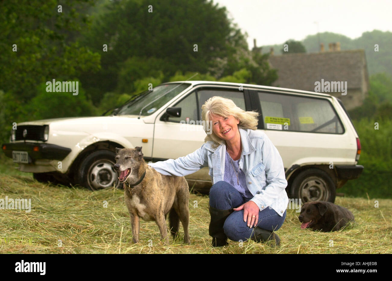 Marguerite Yourcenar À BISLEY GLOS AVEC SON VIEILLISSEMENT VOLKSWAGEN Polo JUIN 2003 Banque D'Images