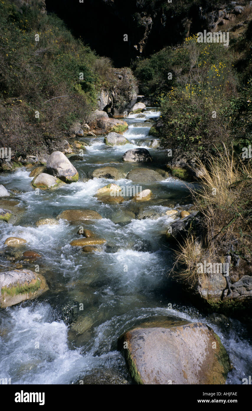 Rivière Cusichaca comme un ruisseau bouillant avec de l'eau blanche et des blocs arrondis. Inca Trail, Pérou. Banque D'Images