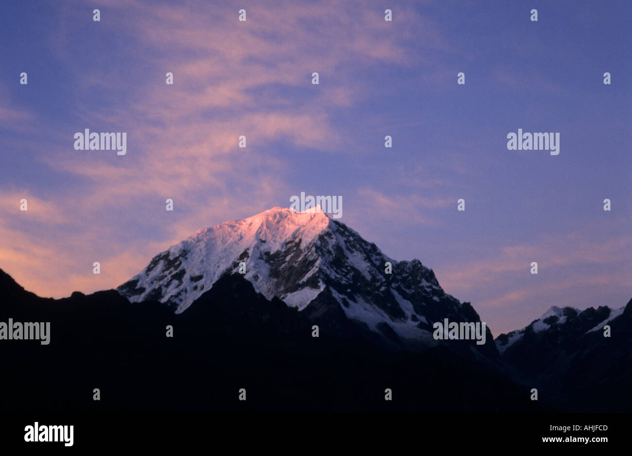 Sommet enneigé du mont Salkantaay vu du camping de Phuyupatamarca à l'aube. Inca Trail, Pérou. Banque D'Images