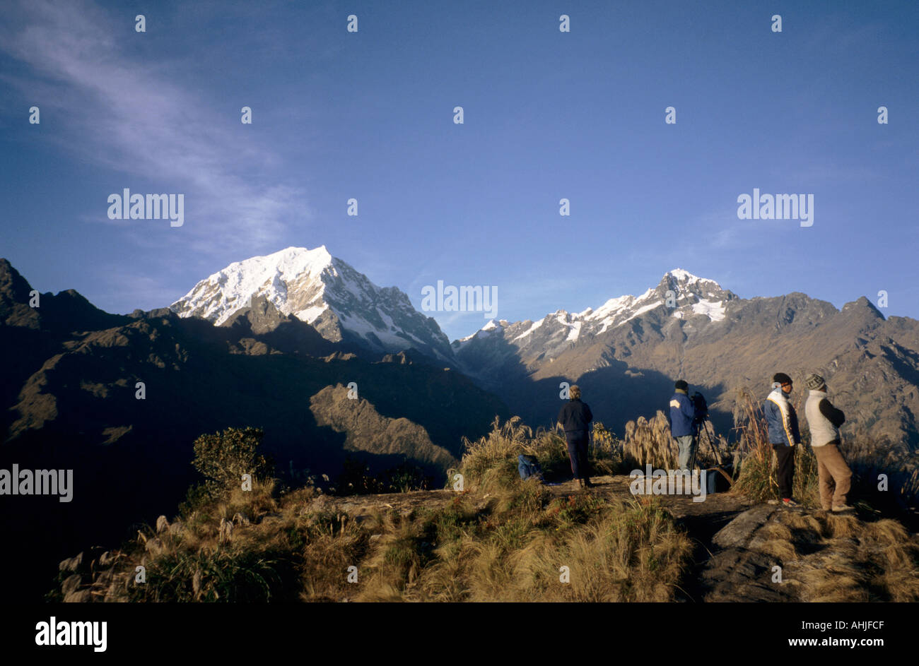 Sommet enneigé du mont Salkantaay, à gauche, vu du camping Phuyupatamarca avec des touristes en premier plan. Inca Trail, Pérou. Banque D'Images