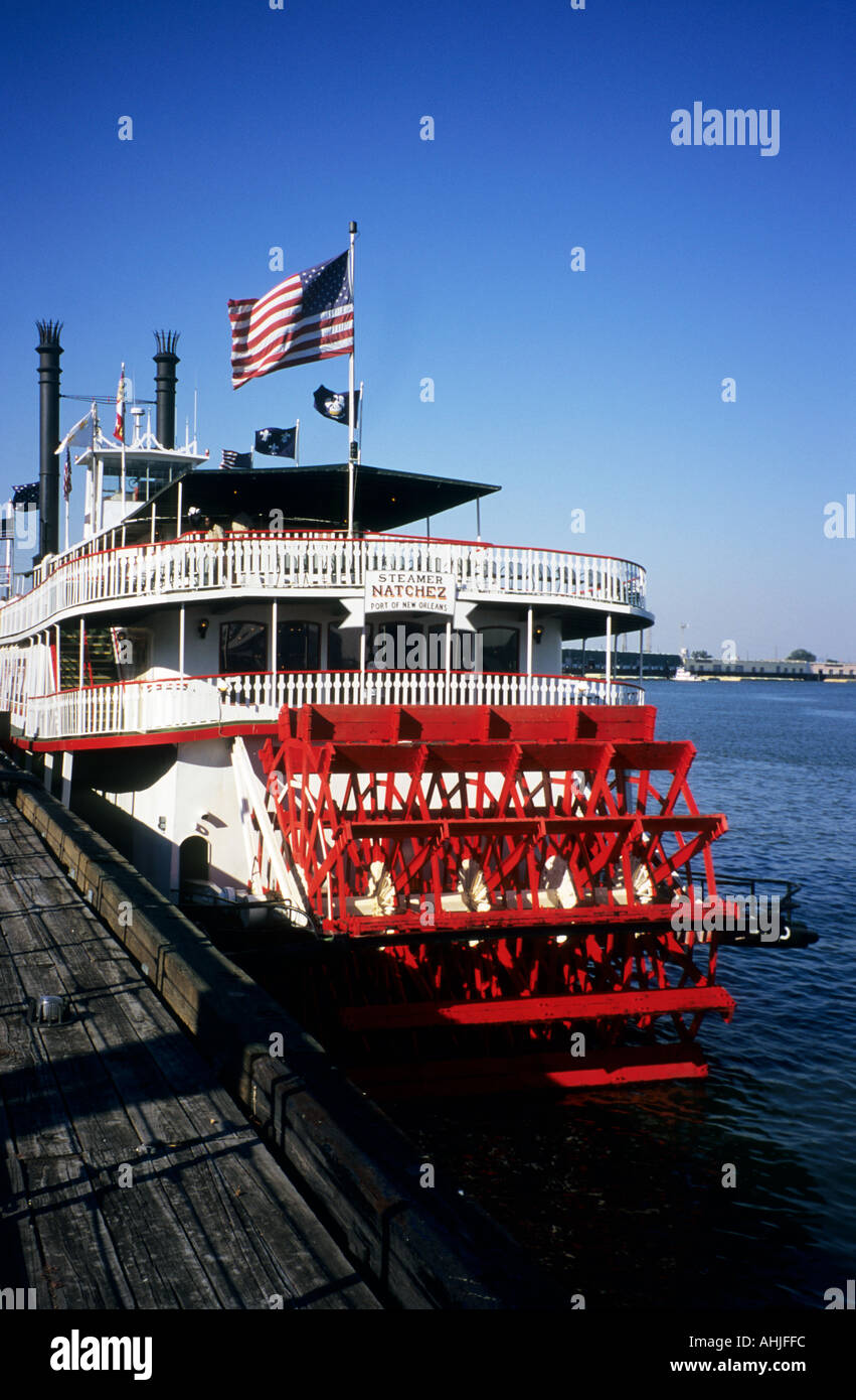 Le bateau à aubes Natchez amarré sur le fleuve Mississippi à la Nouvelle-Orléans avec le drapeau américain volant à la poupe. La Nouvelle-Orléans, Louisiane, États-Unis. Banque D'Images