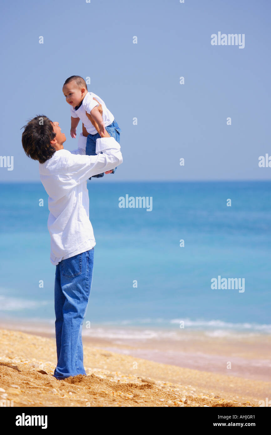 Le père et l'enfant sur la plage Banque D'Images