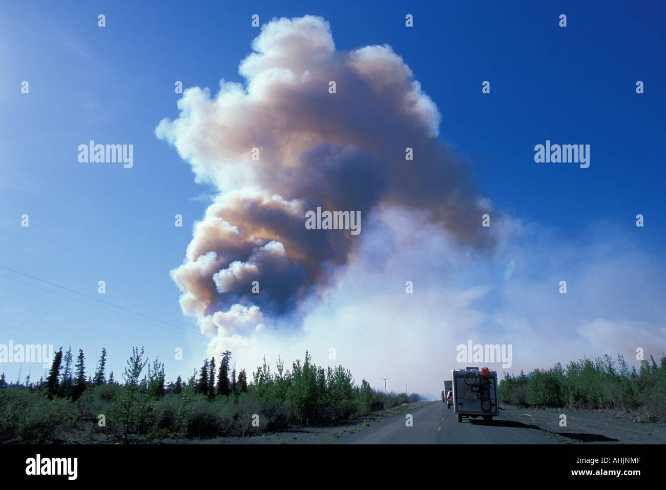 Canada Territoire du Yukon La fumée s'élève de feu feu de forêt le long de route de l'Alaska le long du lac Kluane Banque D'Images