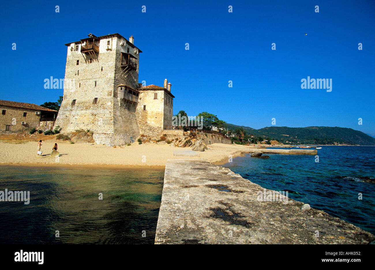Le nord de la grèce halkidiki agion oros ouranopolis une vue de la plage et 14e siècle la tour byzantine phosphori Banque D'Images