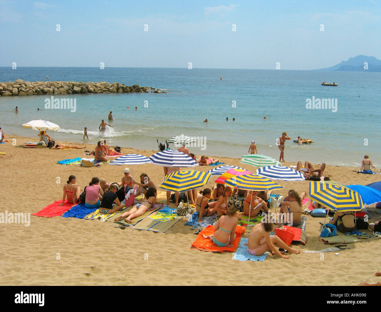 La vie à la Plage Plage Plage du Midi de Cannes sur la côte d'Azur Banque D'Images