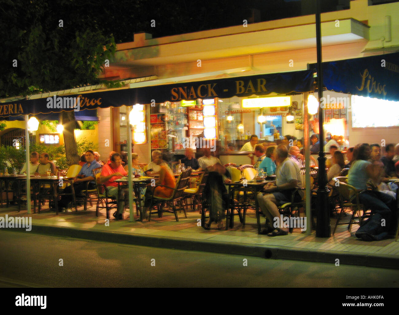 La rue à côté de la plage Platja Gran de Tossa de Mar sur la Costa Brava Espagne regorge de restaurants Banque D'Images