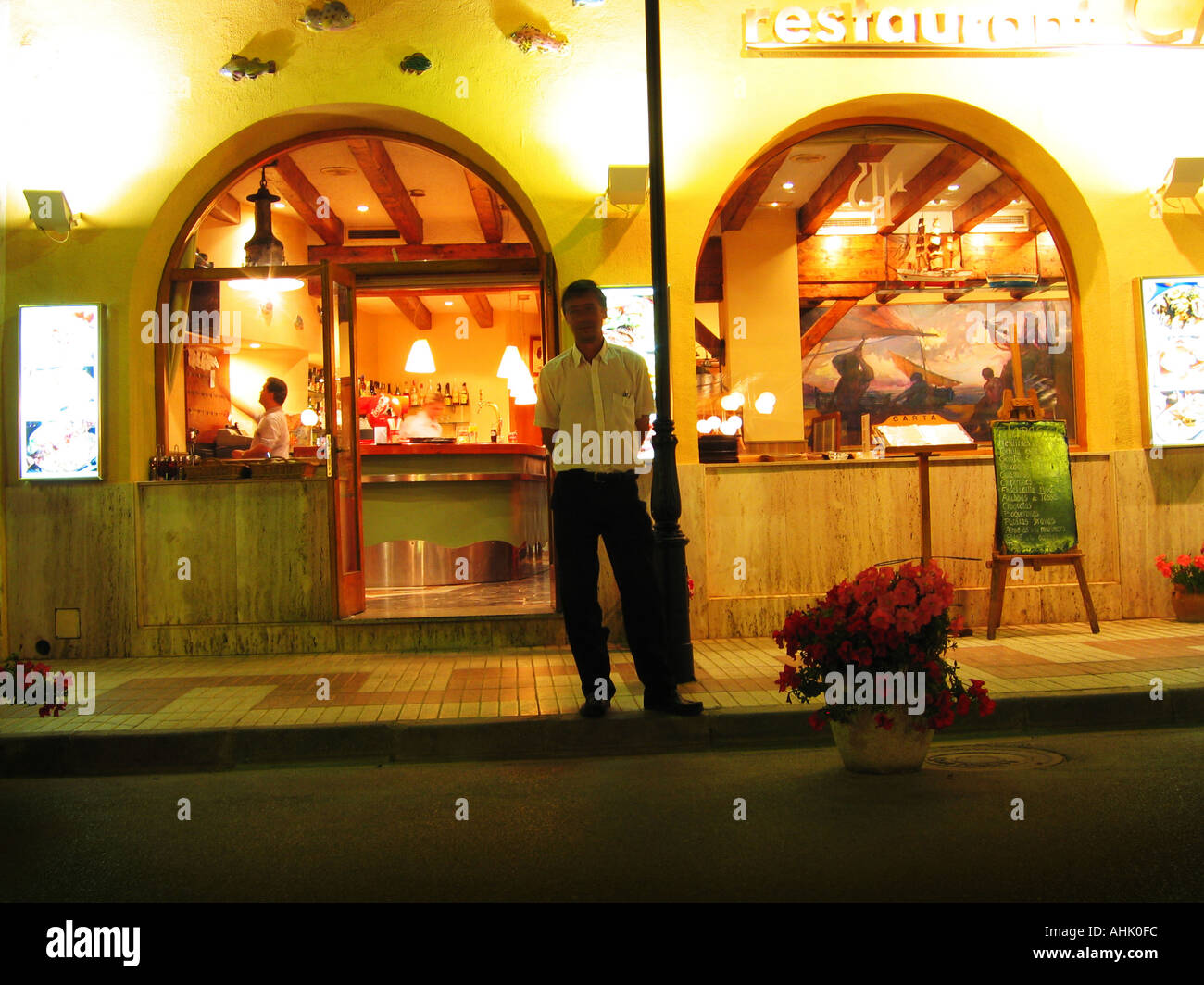 La rue à côté de la plage Platja Gran de Tossa de Mar sur la Costa Brava Espagne regorge de restaurants Banque D'Images