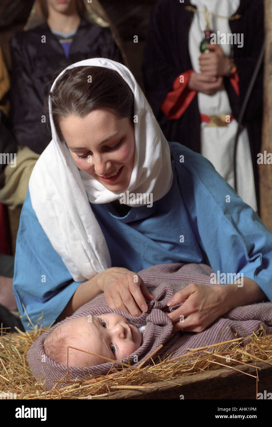 Marie et l'enfant Jésus dans la crèche vivante Banque D'Images