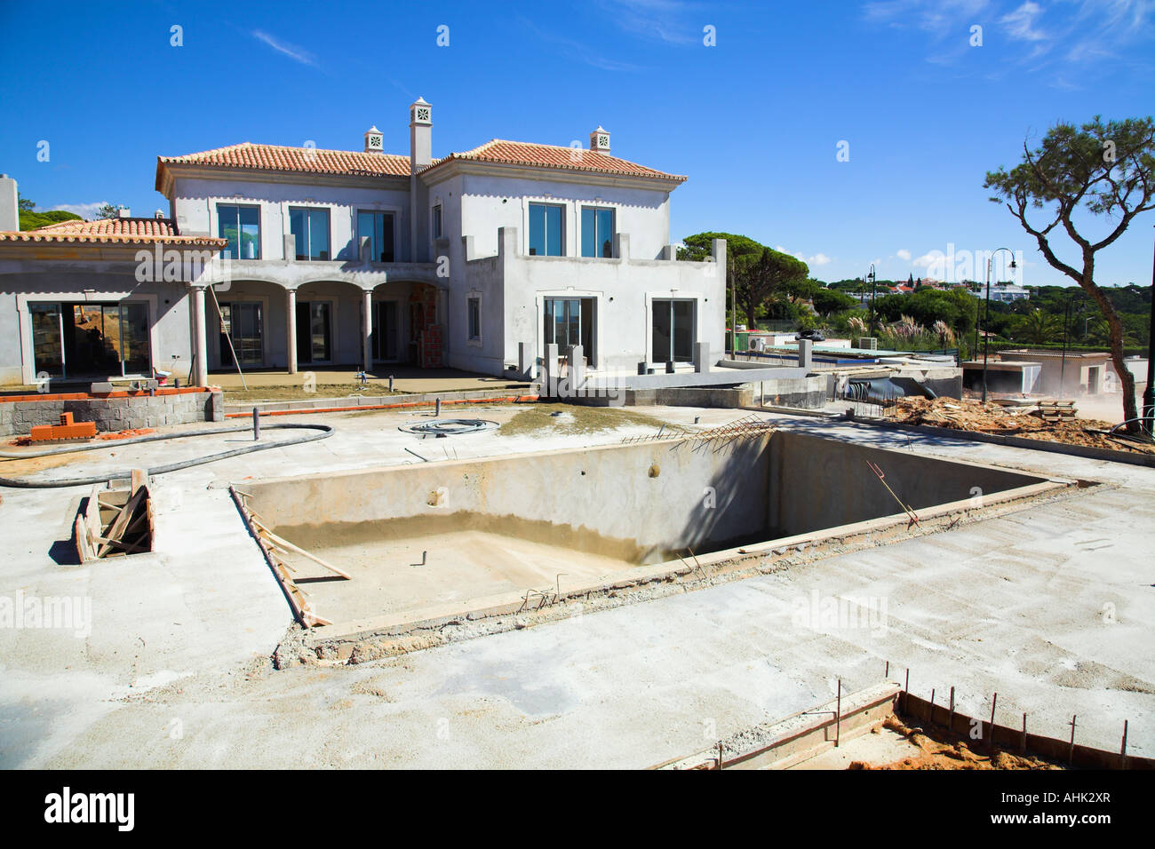 Construction d'une villa de luxe avec piscine sur la côte méditerranéenne. Banque D'Images