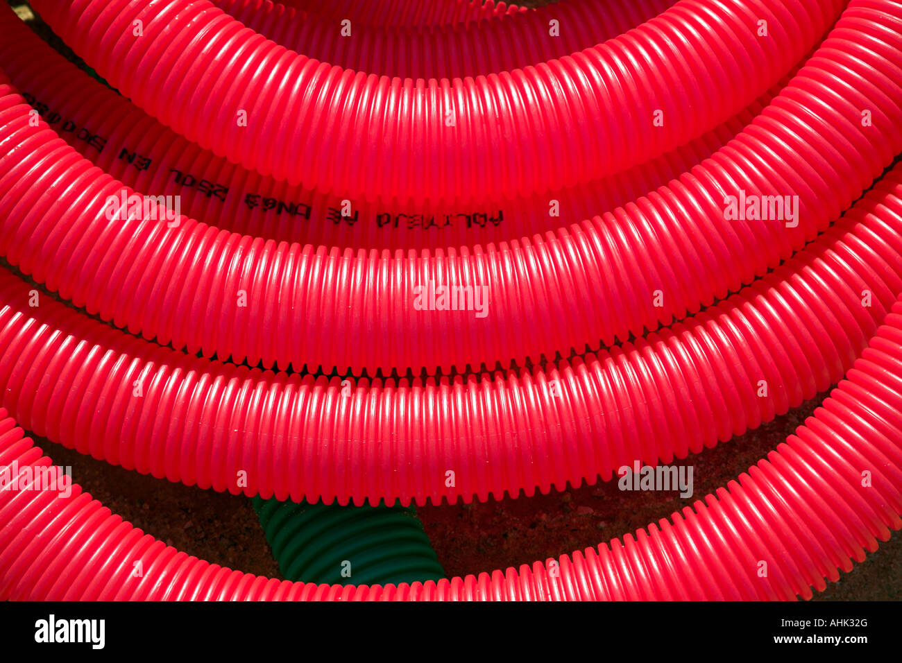 Tube flexible en plastique rouge pour l'industrie de la construction. Banque D'Images