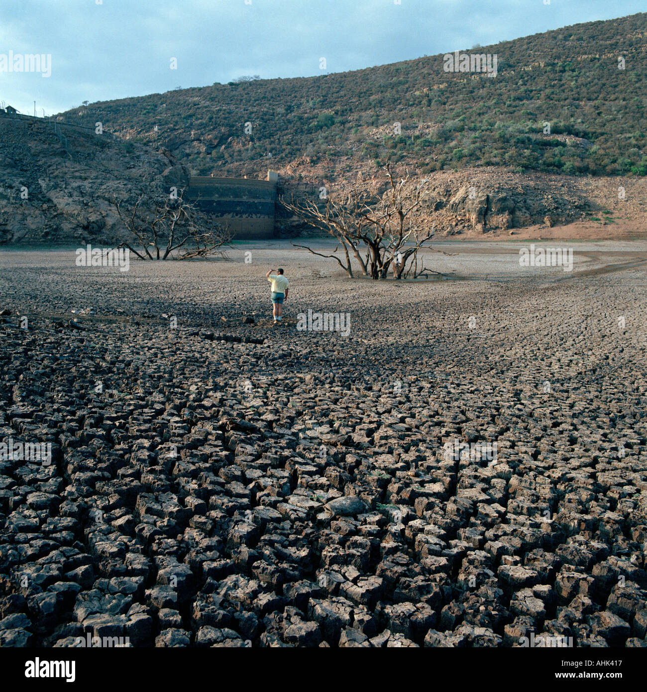 Lit de la séché Njelele Barrage dans Venda, Afrique du Sud, durant une période de sécheresse périodique. Banque D'Images