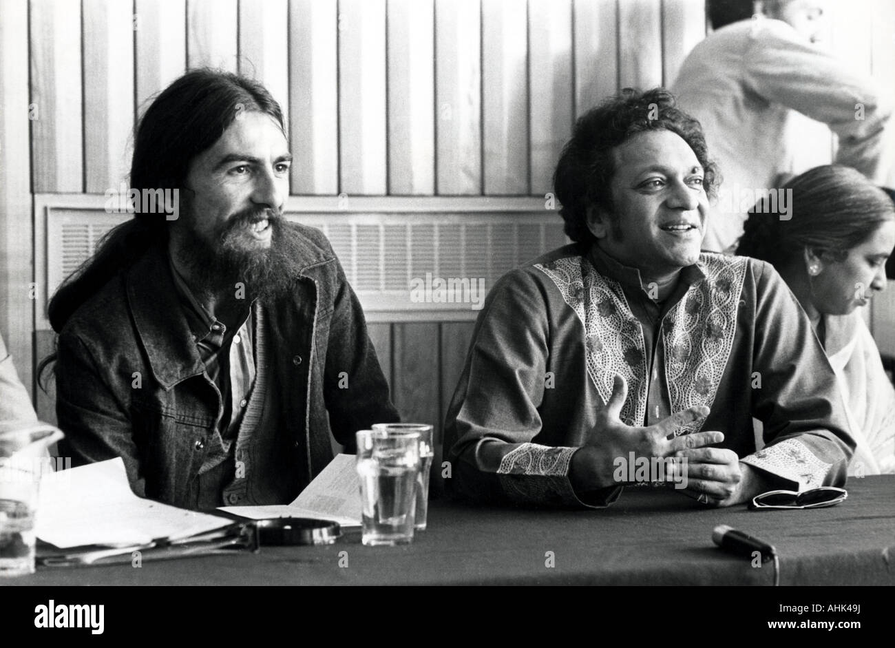 RAVI SHANKER à droite, à côté de George Harrison en février 1971 Banque D'Images