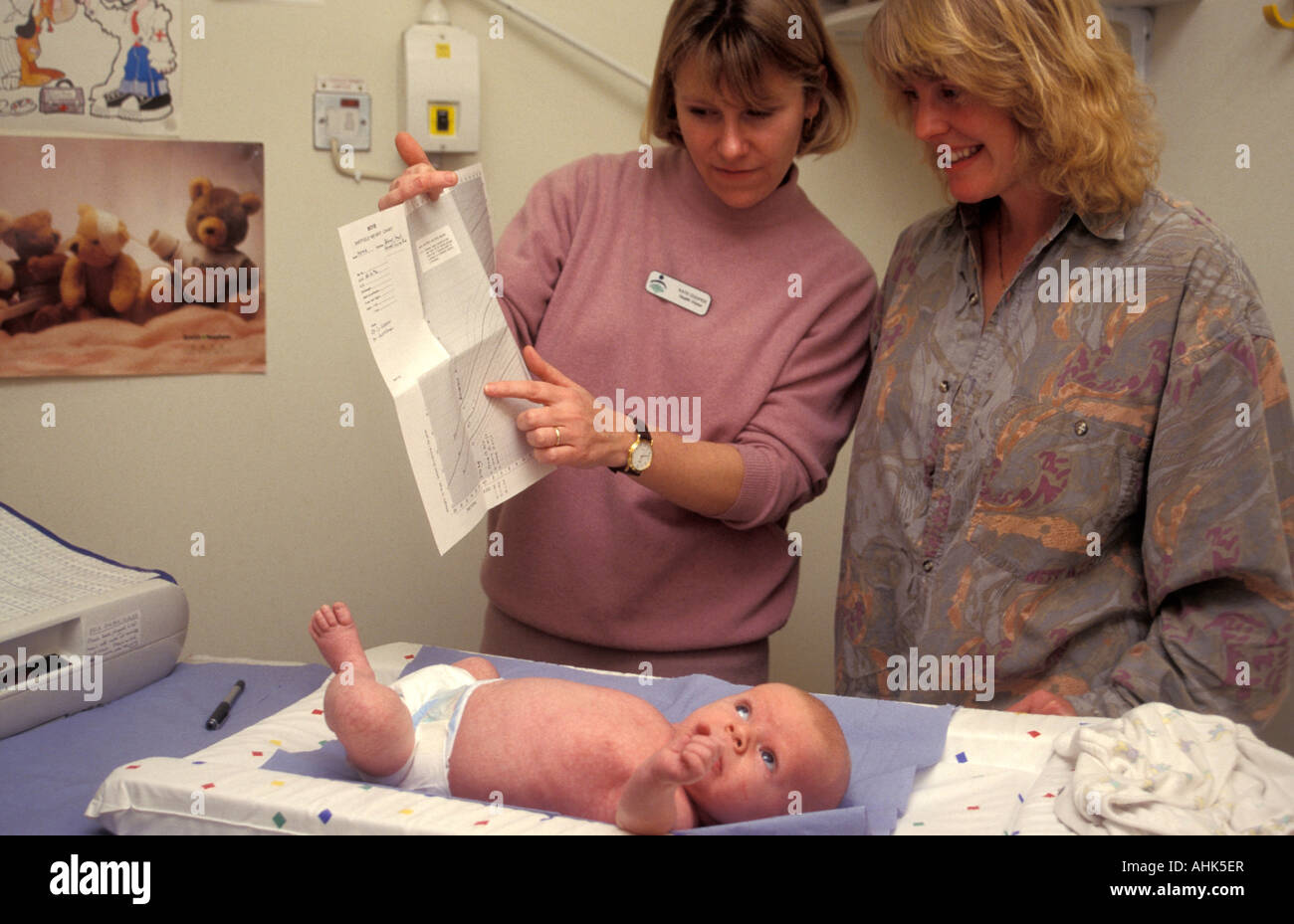 Tableau montrant l'infirmière mère pantile à baby clinic Banque D'Images