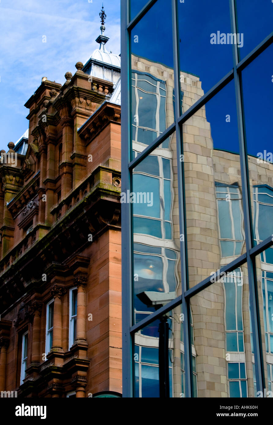 Vieux bâtiment et construction en miroir à Glasgow Banque D'Images