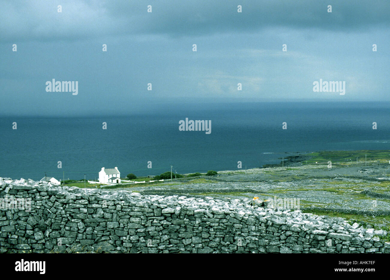 Le paysage spectaculaire de l'Inis mor- avec mur en pierre sèche -Les îles d'Aran au large de Galway Irlande Banque D'Images