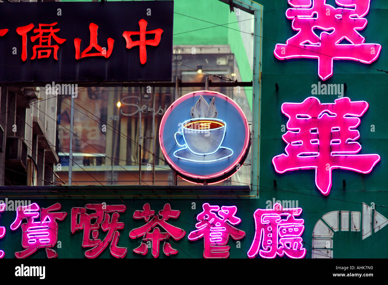 L'écriture chinoise, la calligraphie Les enseignes au néon dans Lan Kwai Fong, Central, Hong Kong, Chine Banque D'Images