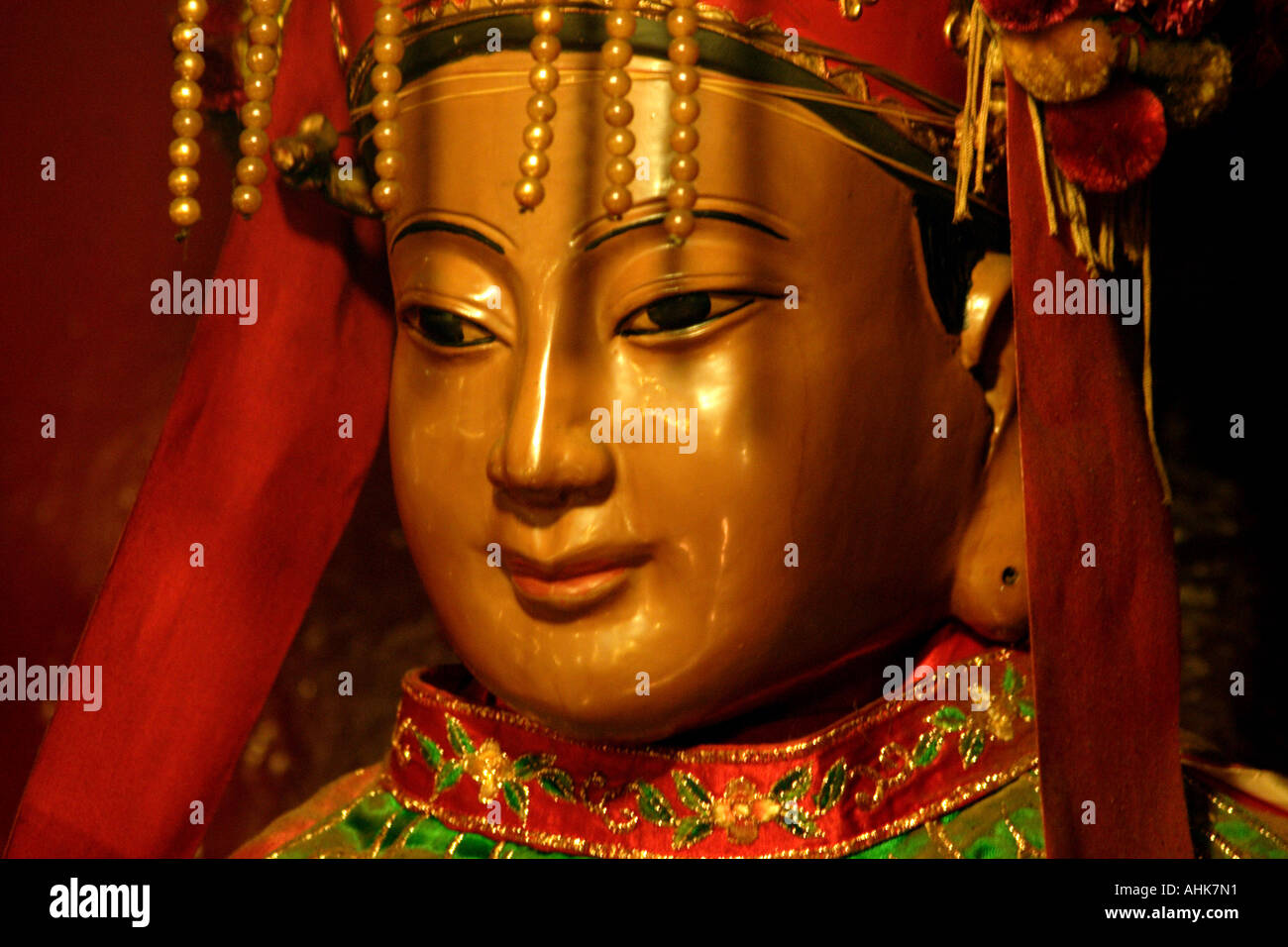 Idole d'un déesse bouddhiste à l'intérieur de Temple Man Mo, Hong Kong, Chine Banque D'Images