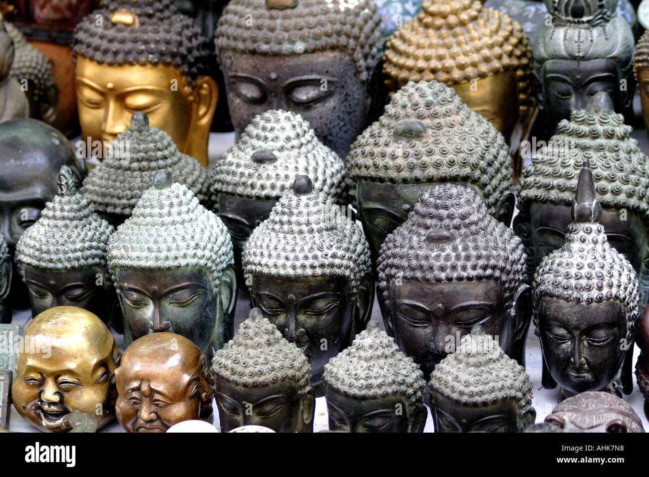 Des rangées de têtes de Bouddha de souvenirs, marché antique Cat Street Upper Lascar Row, Hong Kong, Chine Banque D'Images