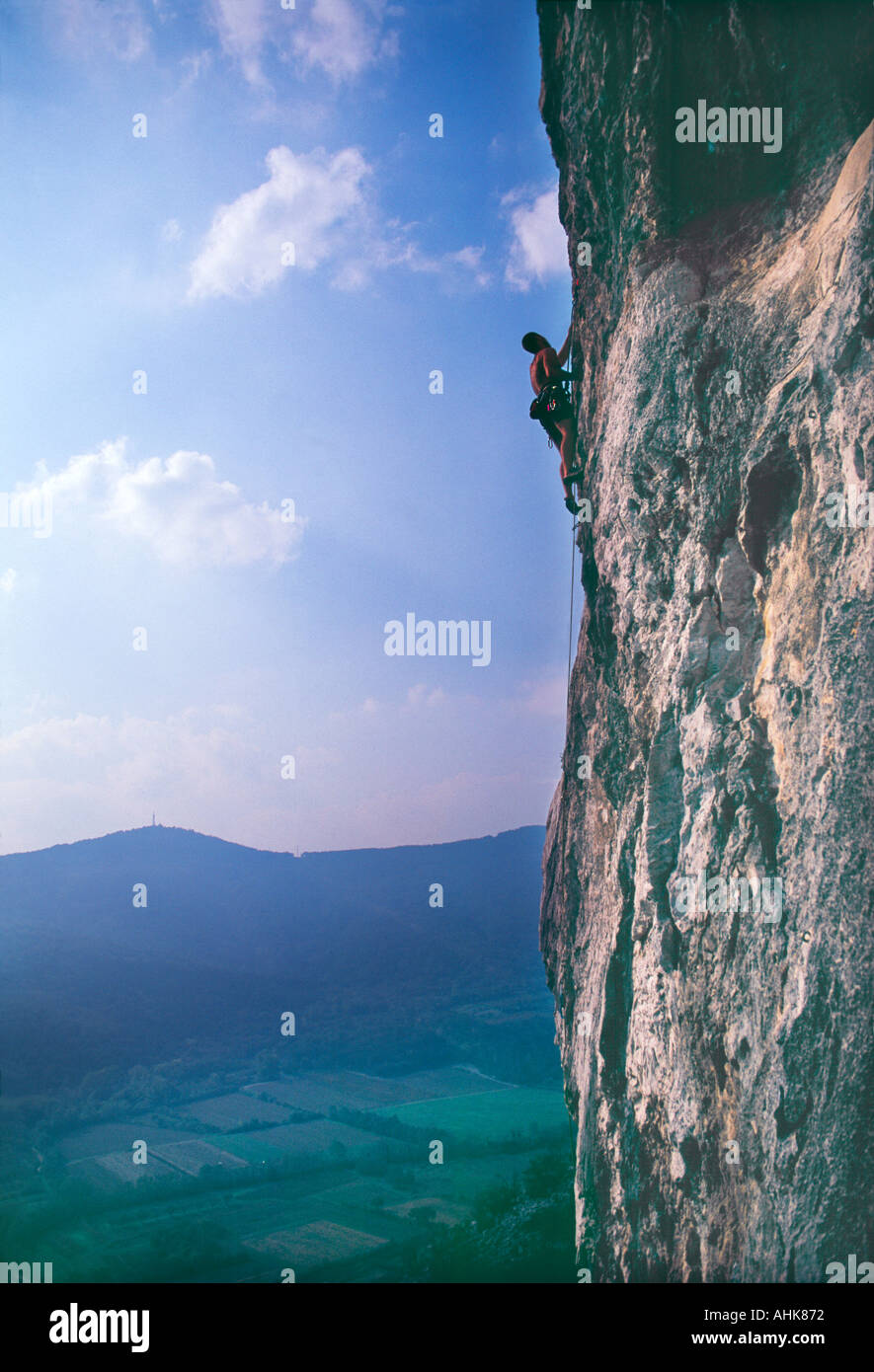 Pco est un petit village dans le sud de la Slovénie Le rocher penché sur le village est connu mondialement pour rockclimbers Banque D'Images