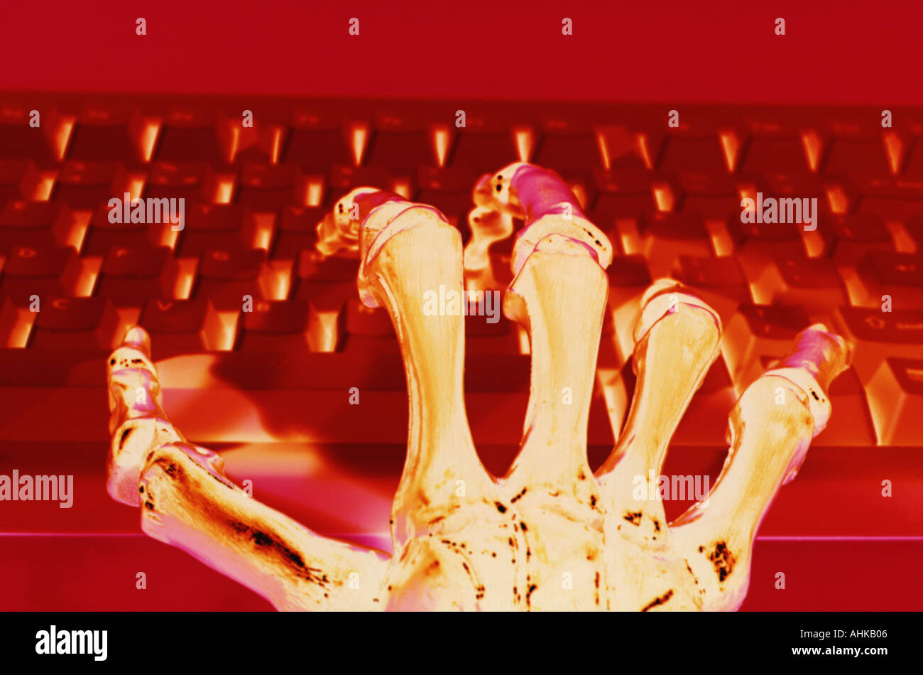 La main de squelette sur clavier d'ordinateur Banque D'Images