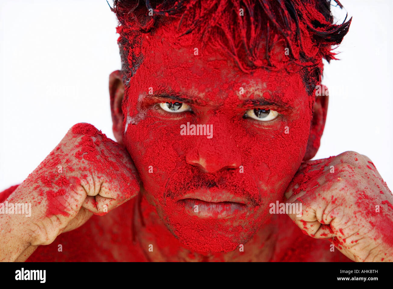 Jeune Indien homme recouvert de peinture en poudre de couleur portrait. L'Inde Banque D'Images