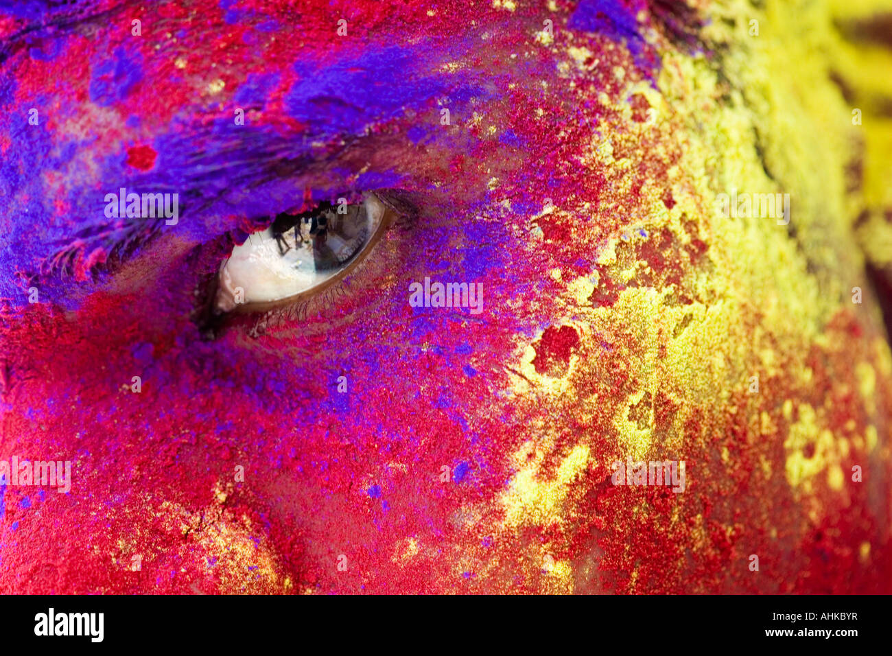 Jeune Indien homme recouvert de peinture en poudre de couleur portrait. L'Inde Banque D'Images