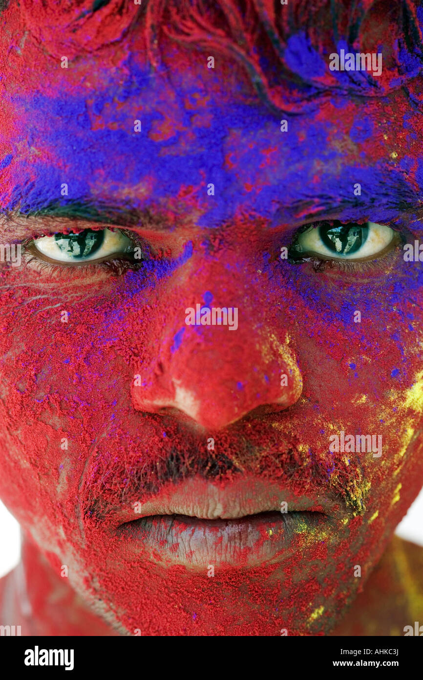 Jeune Indien homme recouvert de peinture en poudre de couleur portrait. L'Inde Banque D'Images