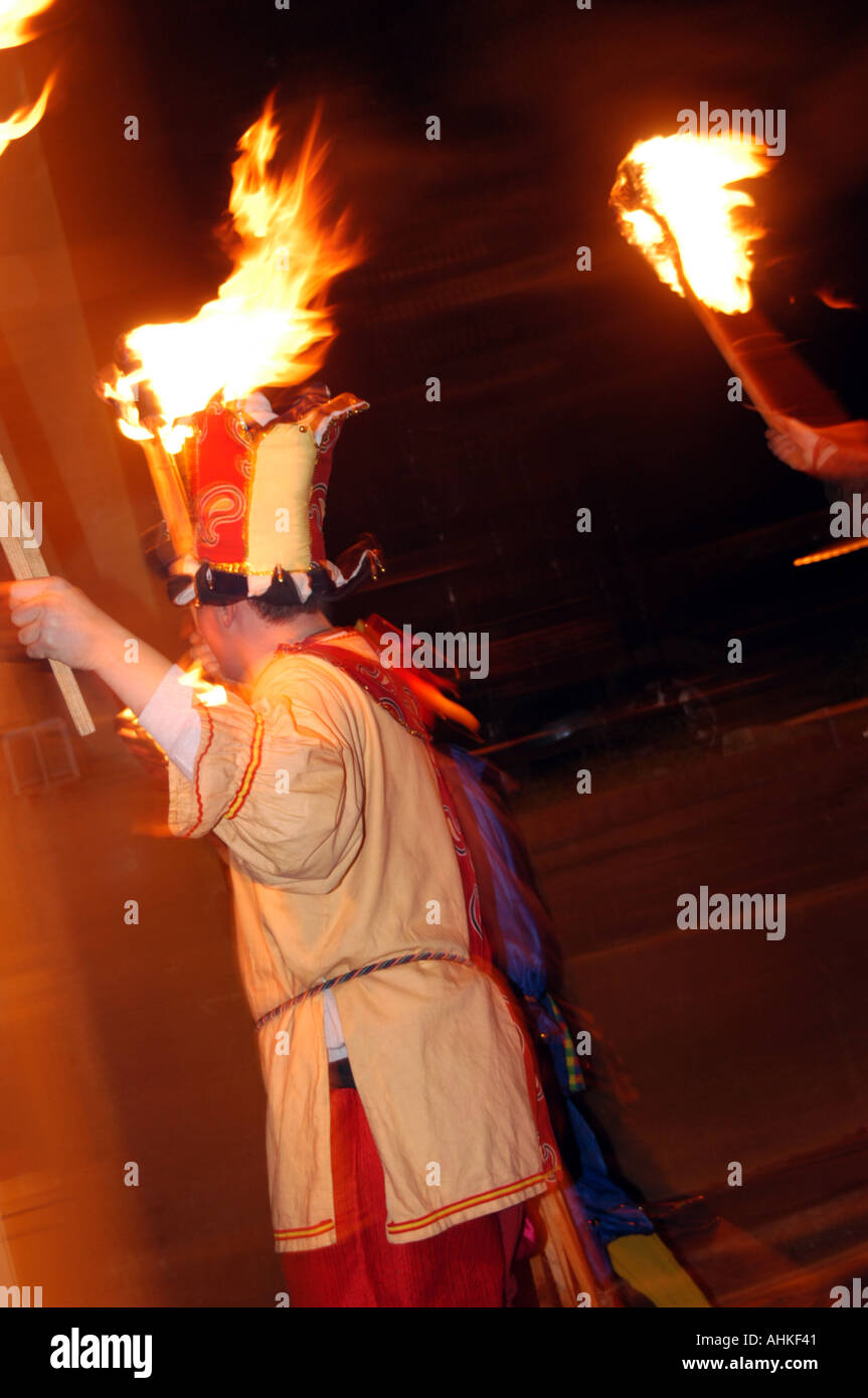 Les marcheurs incendie Lewes carnival parade Banque D'Images