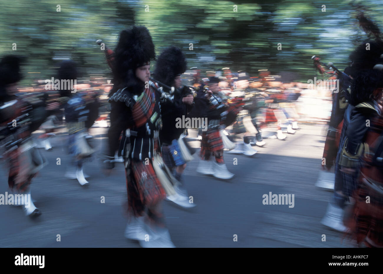 Scots Guards cornemuses défilent au Edinburgh Festival Cavalcade 2004 avant l'exécution à la Edinburgh Military Tattoo Banque D'Images