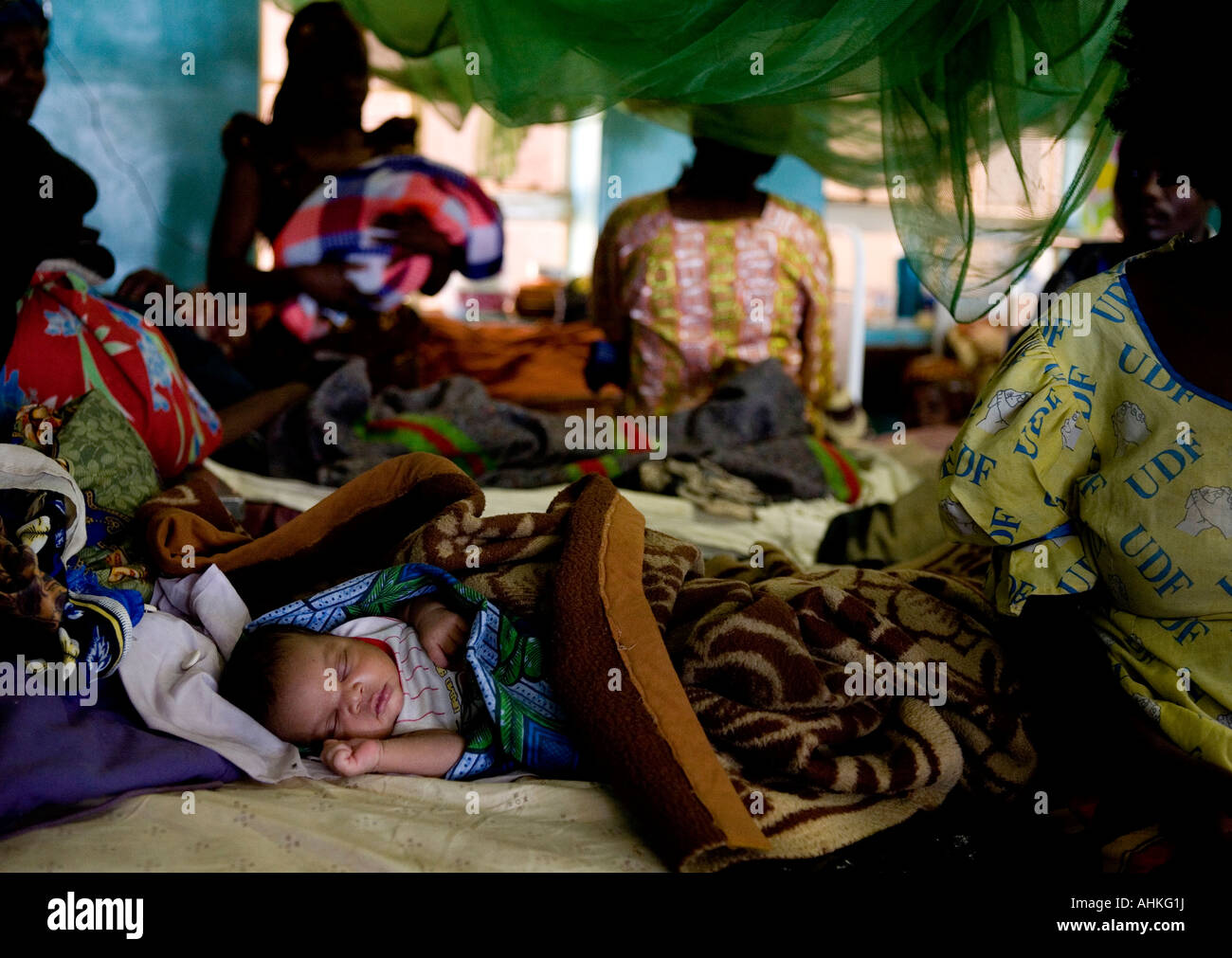 Un bébé vient de naître au fond de l'hôpital de maternité, à Lilongwe, Malawi Banque D'Images