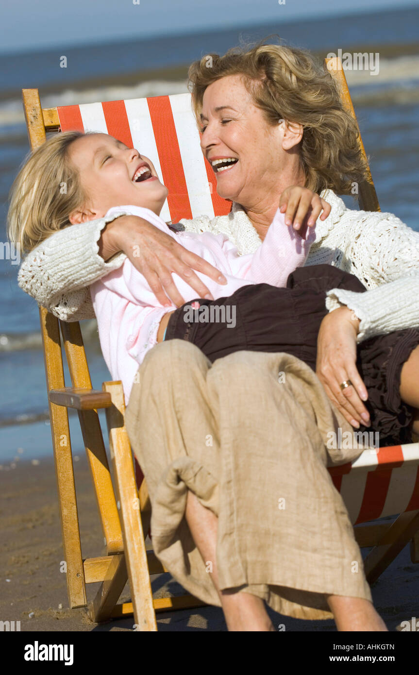 Grand-mère et sa petite-fille s'amusant dans un transat sur une chaise Banque D'Images