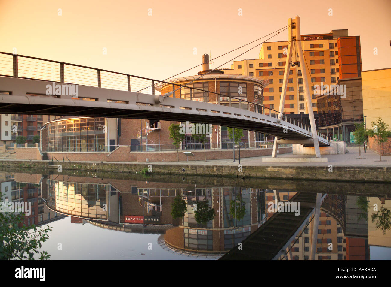 Lever du soleil sur la passerelle Brewery Wharf Leeds Liverpool Canal River Aire Centre-ville de Leeds West Yorkshire UK Banque D'Images