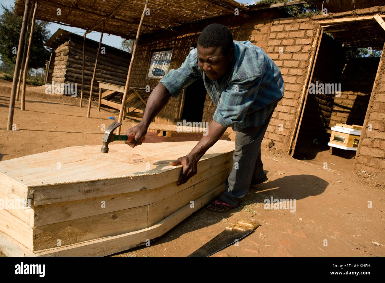 Carpenter faisant un cercueil sur 'cercueil' ligne, le cercueil de décisions dans le district de Lilongwe, Malawi Banque D'Images