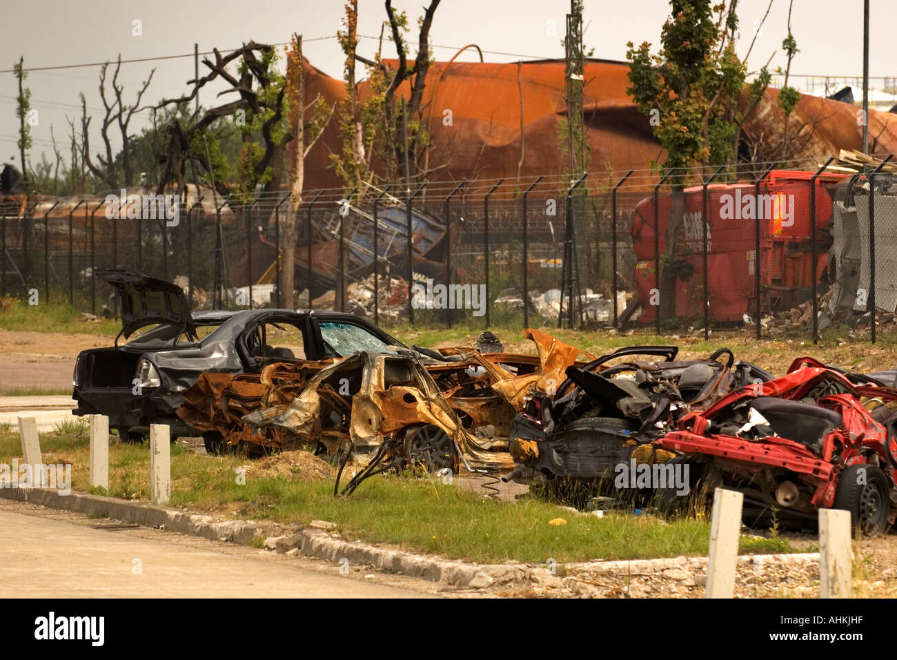 Épaves d'automobiles après l'explosion et l'incendie de Buncefield au dépôt pétrolier, Hemel Hempstead, Hertfordshire, England, UK. 11 Décembre 2005 Banque D'Images