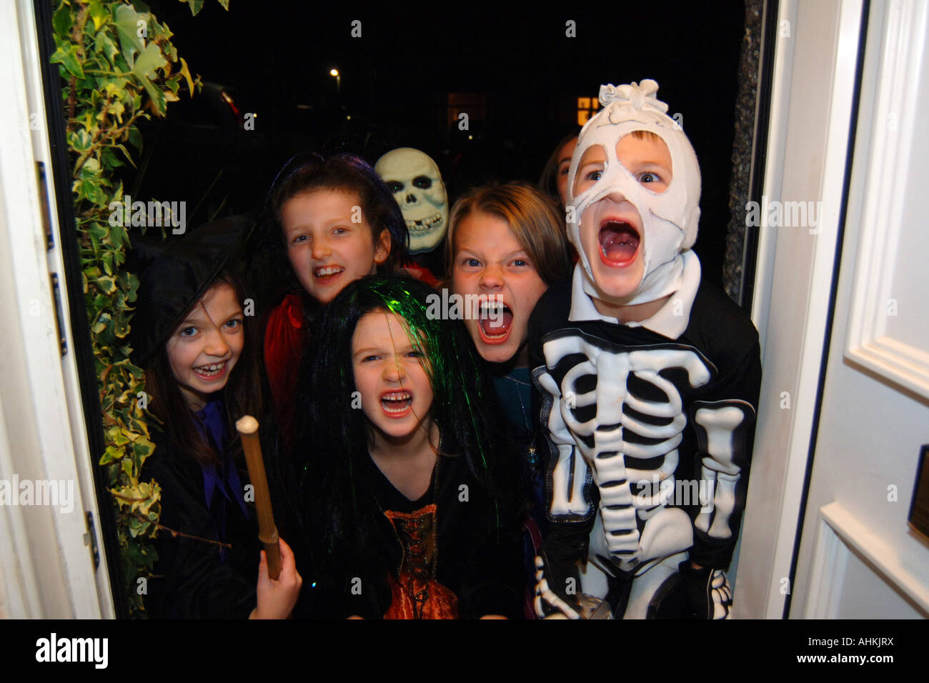 Trick or Treat Halloween enfants frapper aux portes pour demander des bonbons ou sinon un truc sera joué sur le dépliant Banque D'Images