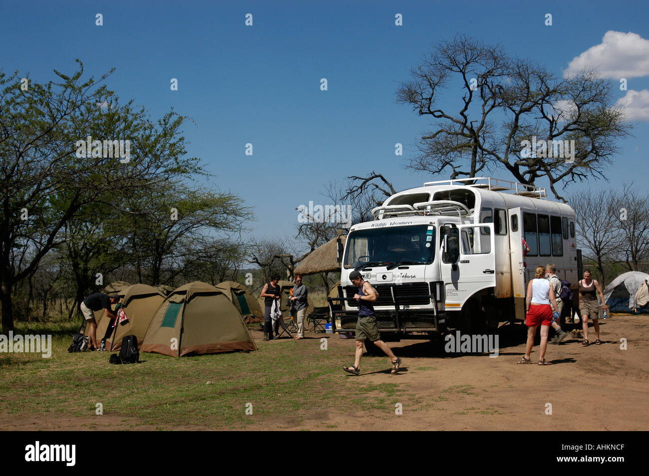 Kenya Tanzanie Safari camping tente d'un camp de bûcherons Banque D'Images Kenya Tanzanie Safari camping tente d'un camp de bûcherons Banque D'Images