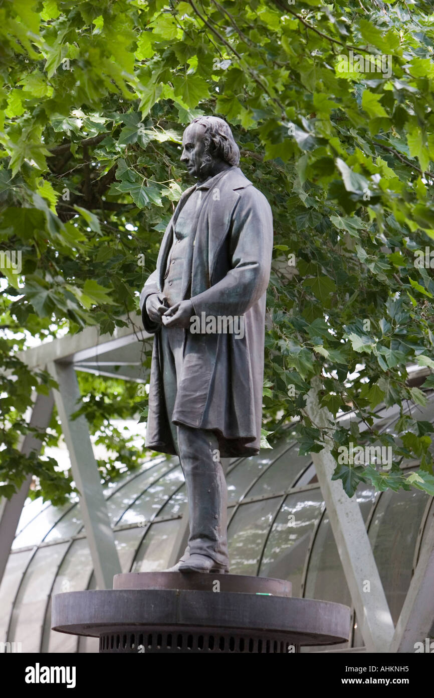 Statue d'Isambard Kingdom Brunel Brunel en face du centre commercial de Swindon Wiltshire Banque D'Images