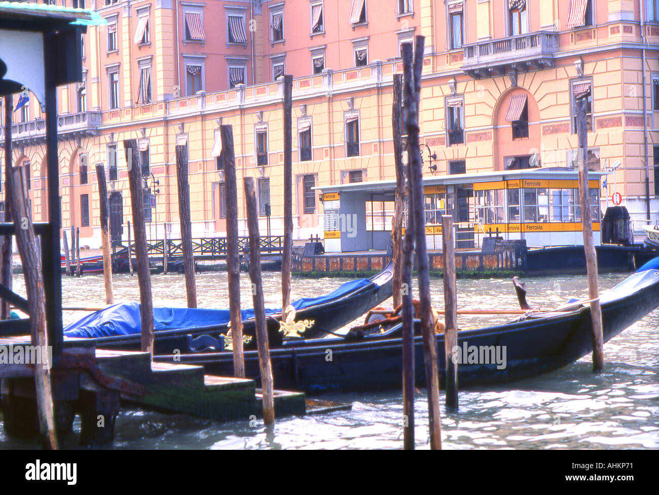 Vue de l'arrêt de vaporetto Ferrovia avec gondoles à Venise Italie amarré Banque D'Images