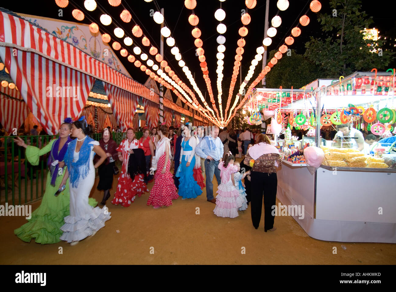 Feria de Séville, l'annuelle Foire d'Avril de Séville de nuit, appréciant la compagnie, des lumières et de l'alimentation Banque D'Images