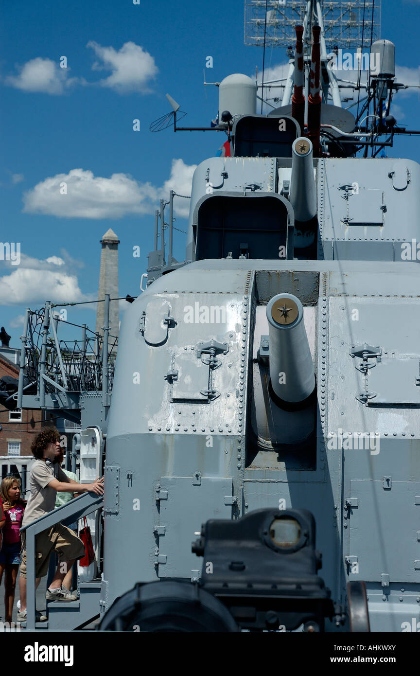 USS Cassin extérieur Young avec Bunker Hill Monument en arrière-plan à Charlestown Navy Yard Boston Massachusetts USA Banque D'Images