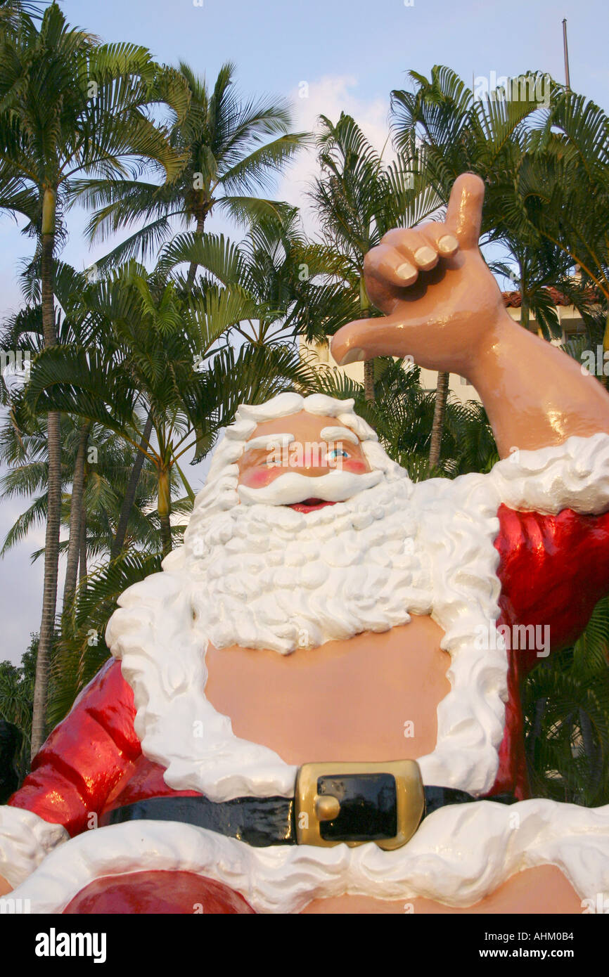 Père Noël hawaïen au sommet d'une fontaine à Honolulu, Hawaii Banque D'Images